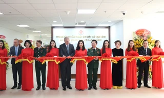 Cắt băng khánh thành trung tâm