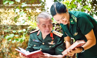 Thiếu tá, nhà văn Phạm Vân Anh xin ý kiến Đại tướng Nguyễn Quyết về những cứ liệu lịch sử cho tập bút ký. Ảnh: Việt Văn