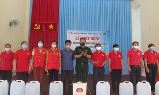 Đồn Biên phòng Cần Thạnh và Hội chữ thập đỏ huyện Cần Giờ trao tặng dung dịch diệt khuẩn cho trường Tiểu học Cần Thạnh 2 