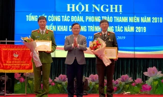 Bí thư thường trực T.Ư Đoàn Nguyễn Anh Tuấn trao tặng Kỷ niệm chương Vì thế hệ trẻ cho các cá nhân trong lực lượng CAND