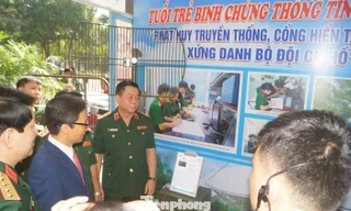 Phó Thủ tướng Vũ Đức Đam cùng lãnh đạo Bộ Quốc phòng tham quan các công trình tham dự Giải thưởng Tuổi trẻ sáng tạo trong Quân đội