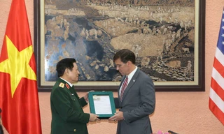 Bộ trưởng Quốc phòng Việt - Mỹ trao đổi hiện vật chiến tranh