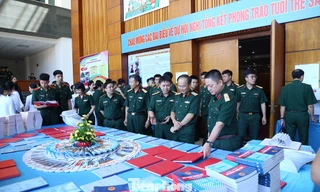 Các đại biểu tham quan các đề tài, sáng kiến trong phong trào Tuổi trẻ sáng tạo của Học viện Hậu cần, sáng 22/6