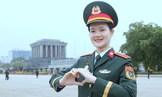 Chân dung nữ thủ khoa áo lính tài sắc