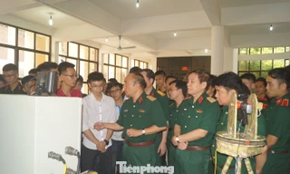 Lãnh đạo các đơn vị dự hội nghị tham quan khu trưng bày sản phẩm sáng tạo khoa học trẻ của Học viện KTQS, sáng 17/5