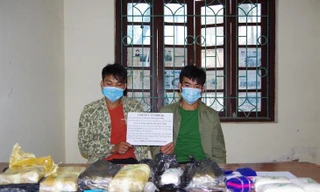 Hai anh em Lầu A Là và Lầu A Sếnh cùng tang vật bị bắt giữ