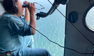 Hình ảnh Không quân Việt Nam tìm kiếm 2 thuyền viên mất tích 