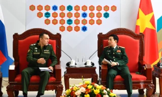 Bộ trưởng Quốc phòng Việt Nam (bên phải) và Thứ trưởng Quốc phòng Nga tại cuộc gặp, sáng 4/9. Ảnh: Tuấn Huy