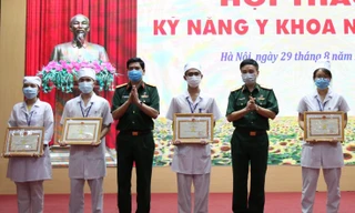 Ban tổ chức trao thưởng cho các đội đạt giải Nhất, Nhì, Ba tại hội thao