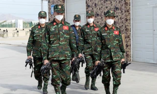 Đội tuyển Hóa học QĐND Việt Nam nhận súng tiểu liên QBZ-95 để thi đấu. Ảnh: QĐND