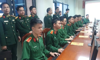 Các đại biểu tham quan mô hình sinh hoạt đấu tranh phản bác các luận điệu sai trái thù địch của CLB Lý luận trẻ Trường Sĩ quan Chính trị