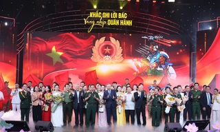 Tổng Bí thư Tô Lâm dự giao lưu nghệ thuật ‘Khắc ghi lời Bác - vang nhịp quân hành’