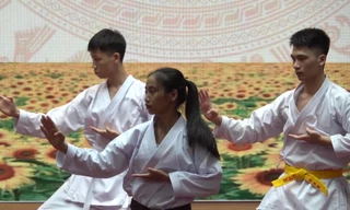Bác sĩ quân y tương lai nhảy flashmob, biểu diễn karatedo