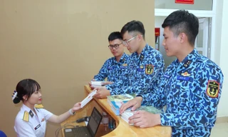 Thủy thủ tàu ngầm đọc sách trong lòng biển