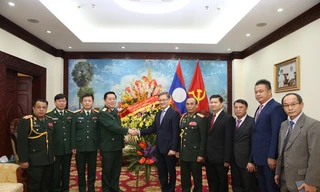 Thượng tướng Nguyễn Trọng Nghĩa tặng hoa chúc mừng Đại sứ Thongsavanh Phomvihane