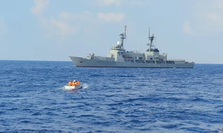 Hải quân Việt Nam bàn giao ngư dân bị nạn cho tàu tuần tiễu Philippines