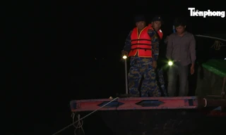 Lữ đoàn 170 Hải quân giúp dân chằng chống nhà cửa, cứu tàu ngư dân trong đêm