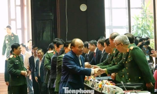 Tướng lĩnh Quân đội đón Thủ tướng Nguyễn Xuân Phúc tới dự hội nghị, sáng 9/12