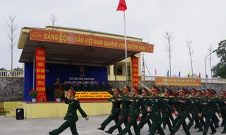 Cán bộ, ĐVTN Lữ đoàn 242 duyệt đội ngũ tại lễ phát động thi đua, sáng 12/3