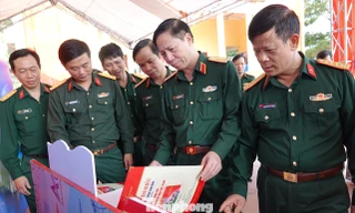 Lãnh đạo Quân khu 3, Ban Thanh niên Quân đội và các đại biểu tham quan các tác phẩm thi tìm hiểu “30 năm Ngày hội Quốc phòng toàn dân, 75 năm Ngày thành lập QĐND Việt Nam” 