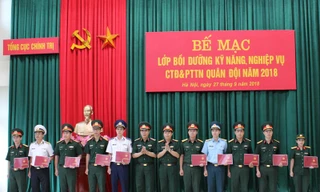 Ban tổ chức lớp bồi dưỡng trao chứng nhận cho các học viên đạt loại giỏi, sáng 27/9