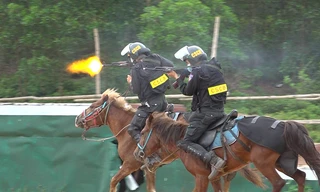 Cận cảnh Cảnh sát cơ động cưỡi chiến mã, nổ súng trấn áp tội phạm