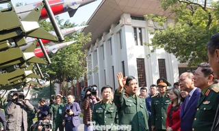 Thủ tướng tham quan xe tăng, tên lửa, khí tài hiện đại của Quân đội