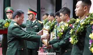 Lãnh đạo Binh chủng Đặc công trao thưởng cho 10 Gương mặt trẻ tiêu biểu Binh chủng Đặc công năm 2020, sáng 23/3