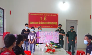 Đại tá Nguyễn Văn Hưng, Phó Chính ủy BĐBP tỉnh Lạng Sơn tặng quà cho gia đình bà Lương Thị Phẻng tại lễ khánh thành nhà mới