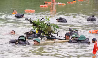 Phân đội súng máy phòng không 12,7mm thực hành vượt sông. Ảnh: Phong Quang