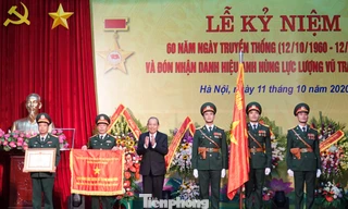Phó Thủ tướng Thường trực Trương Hòa Bình trao tặng danh hiệu Anh hùng LLVTND cho Viện Khoa học và Công nghệ quân sự, sáng 11/10 