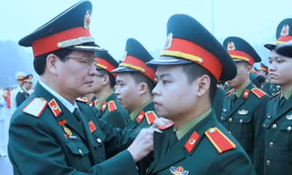 Vinh danh học viên quân y tốt nghiệp loại giỏi tại Quảng trường Ba Đình