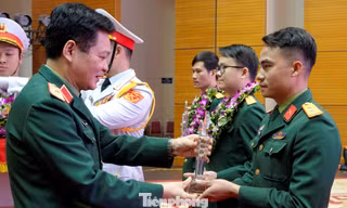 Thiếu tướng Chu Văn Đoàn, Chủ nhiệm Chính trị BTTM trao biểu trưng và vòng nguyệt quế cho các Gương mặt trẻ BTTM 2020, sáng 24/3. Ảnh: Nguyễn Minh