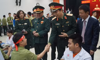 Lãnh đạo Trường Sĩ quan Chính trị, Bệnh viện T.Ư Quân đội 108, Báo Tiền Phong trò chuyện với các bạn trẻ tham gia Chủ nhật Đỏ 2018, sáng 7/1. Ảnh: Nguyễn Minh