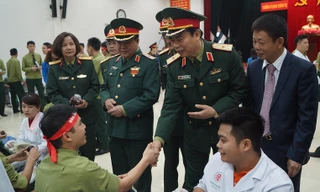 Lãnh đạo Trường Sĩ quan Chính trị, Bệnh viện T.Ư Quân đội 108, Báo Tiền Phong trò chuyện với các bạn trẻ tham gia Chủ nhật Đỏ 2018, sáng 7/1. Ảnh: Nguyễn Minh