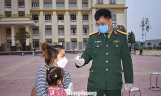 Công dân trở về từ vùng có dịch Covid-19 tại cơ sở cách ly ở Sơn Tây