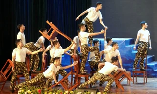 Học viên Sĩ quan Chính trị trổ tài vũ điệu độc lạ với ghế