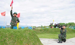 Cây viết áo lính kể chuyện tác nghiệp trên tuyến bắn