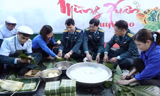 Tuổi trẻ lính canh trời sôi nổi Tết trồng cây, thi nấu mâm cỗ Tết, gói bánh chưng