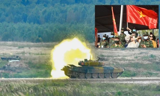 Kíp xe tăng Việt Nam quay ngang pháo bắn hạ mục tiêu trên thao trường Alabino trong tiếng hò reo cổ vũ của cổ động viên. Ảnh: QĐND