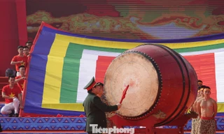  Đại tướng Ngô Xuân Lịch đánh trống khai mạc Ngày hội văn hóa quân dân 2019