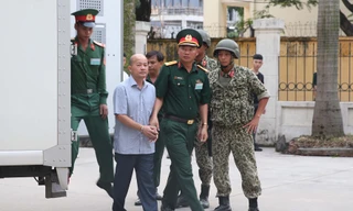 Di lý bị cáo Đinh Ngọc Hệ tới địa điểm xét xử 