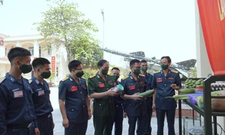 Cán bộ Đoàn và đoàn viên Trung đoàn tên lửa 236 rèn tâm trong, trí sáng