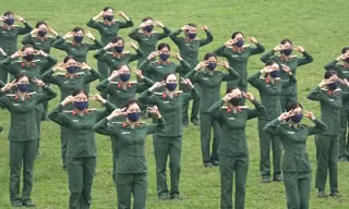 Hàng trăm nam thanh nữ tú Bộ Tư lệnh Thủ đô nhảy 'Ghen cô Vy'