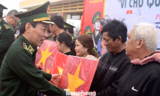 Trung tướng Đỗ Danh Vượng, Bí thư Đảng ủy, Chính ủy BĐBP tặng cờ Tổ quốc cho ngư dân Phú Yên, sáng 19/1