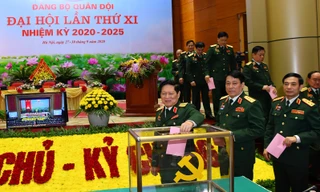 Đoàn Chủ tịch Đại hội tiến hành bỏ phiếu bầu cử Đoàn đại biểu Đảng bộ Quân đội tham dự Đại hội đại biểu toàn quốc lần thứ XIII của Đảng