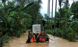 Cán bộ, chiến sĩ Quân khu 4 giúp người dân di chuyển tài sản ra khỏi vùng ngập lụt. Ảnh: QK4 