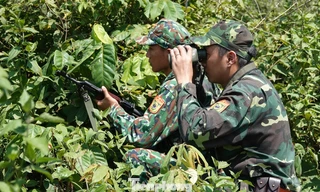 Bộ đội Biên phòng mật phục đánh bắt tội phạm. Ảnh: Nguyễn Minh