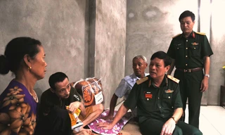 Lãnh đạo Trường Sĩ quan Chính trị thăm hỏi anh Tống Công Thắng