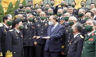 Chủ tịch nước Nguyễn Xuân Phúc trò chuyện với đoàn đại biểu Hải quân tại Phủ Chủ tịch chiều 19/10. Ảnh: Nguyễn Minh